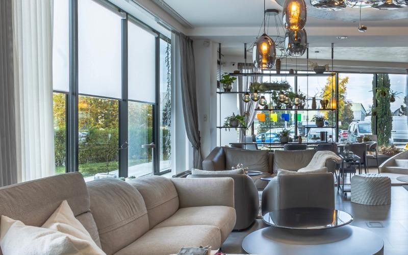 Showroom Pearl Design: sedací část se závěsnými svítidly