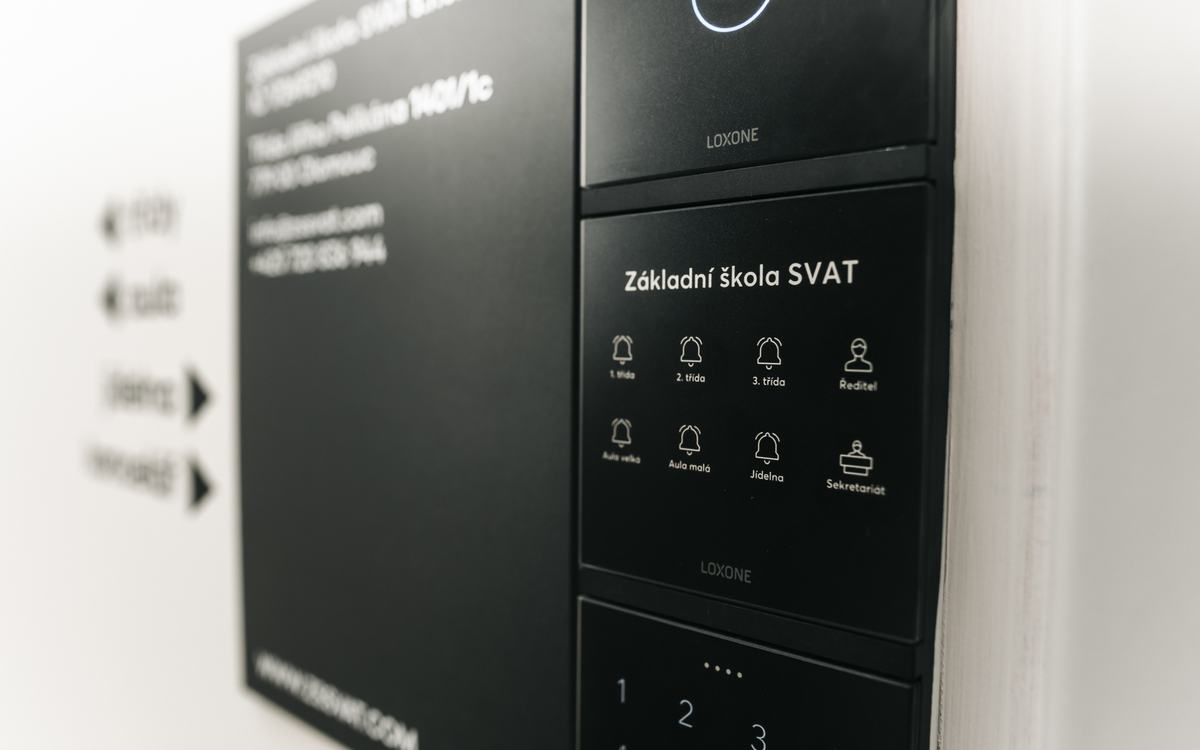 Intercom a přístupový systém Loxone u vstupu do školy
