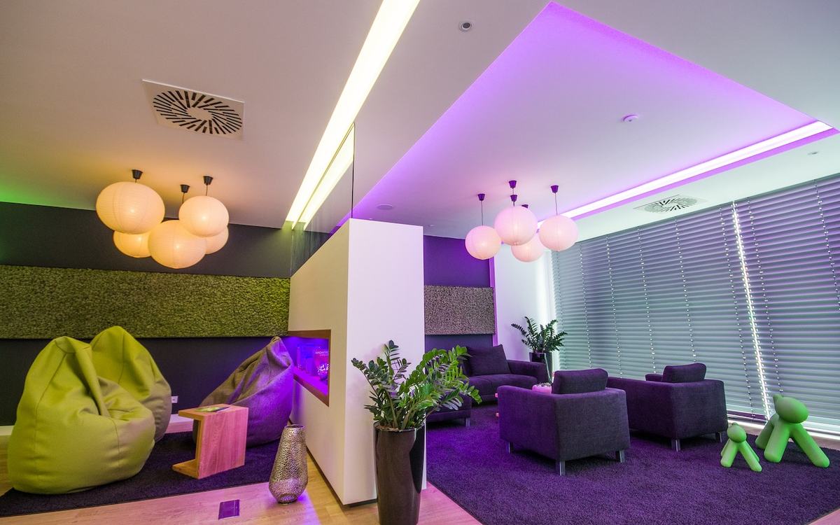 Loxone Showhome v Českých Budějovicích, obývací pokoj s krbem