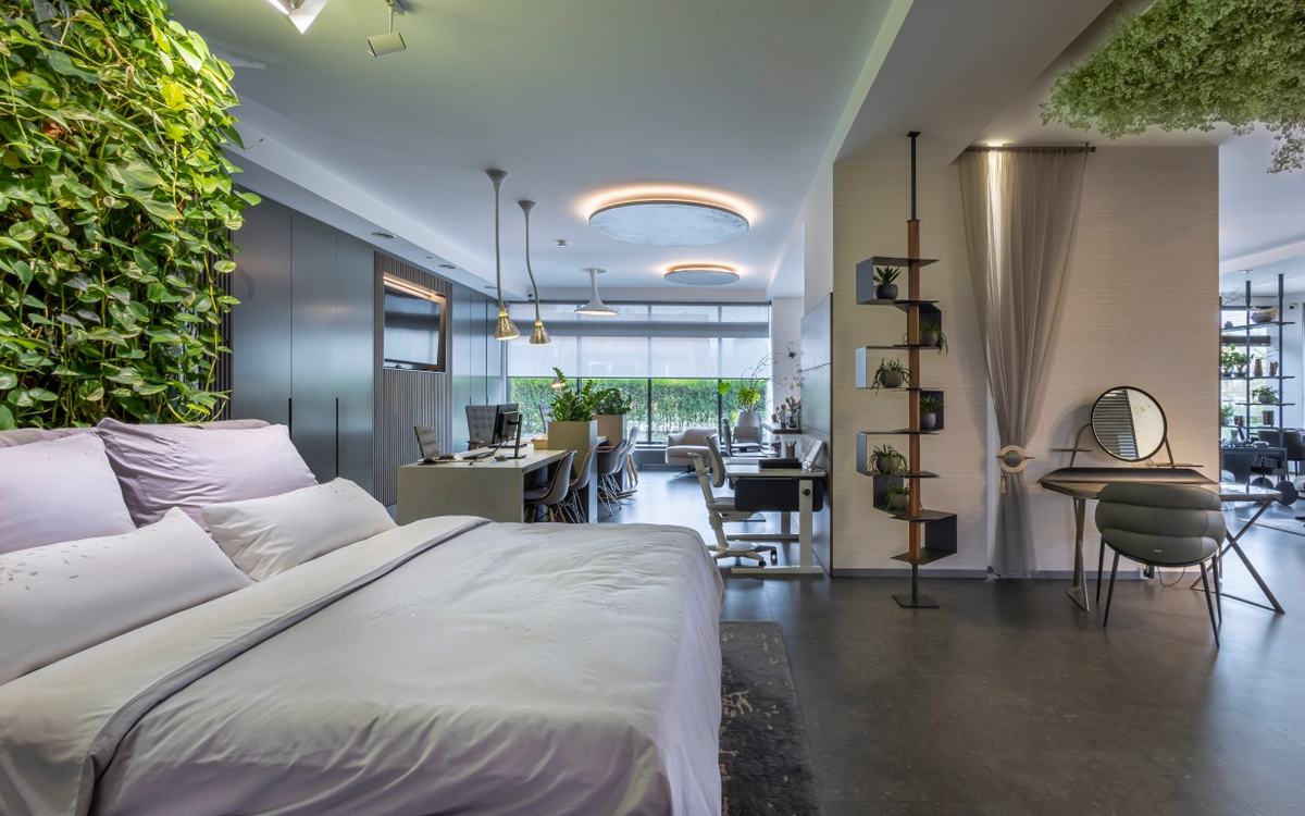 Showroom Pearl Design v Olomouci: ložnice se zelenou stěnou a světelnou scénou